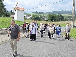JT34TitulA.jpg - V neděli 20. srpna prošli účastníci procesí ve Zlatých Horách křížovou cestu ke kapli sv. Rocha.