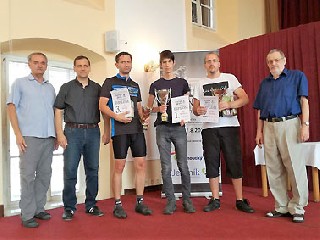 JT35TitulA.jpg - Vítězem 27. ročníku tradičního šachového turnaje JESENÍK OPEN se stal Jan Miesbauer před Lukášek Karáskem a Jirím Bolackým.