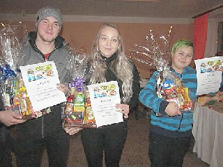 JT49TitulA.jpg - Dominika Klamertová se stala historicky první vítězkou soutěže O nejlepší červenovodský salát. Vyhrála ji s vánočně ovocným.