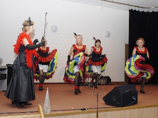 JT45TitulA.jpg - V kulturním programu Občané sami sobě ve Velkých Kunětiích vystoupil i taneční soubor Čekanky.