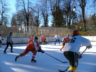 t_DSCF0192.jpg - Lázeňská hokejová liga je už v plném proudu. Snímek je z utkání Vápenná Team - Zlaté Hory (bílí vs. oranžoví). Foto tul