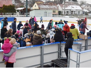 JT48TitulA.jpg - Slavnostní otevření chlazeného kluziště ve Zlatých Horách obstaral karneval na ledě.