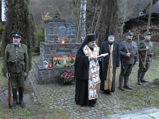 TitulJT45.jpg - Biskup Izaiáš s Liborem Kratochvílem při panychidě. v Horní Lipové.