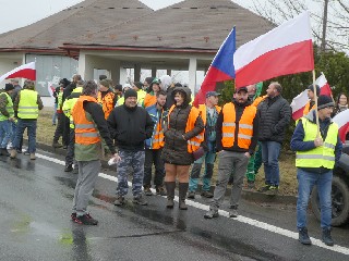 f04TitulA2.jpg - Bezzubý protest části zemědělců na hranicích s Polskem proti idiotismu EU a vlády ČR nic nepřinesl.