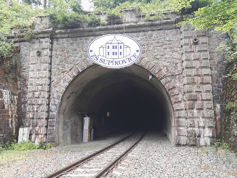 TUNEL NA ZÁKLADNÍCH ŠKOLÁCH